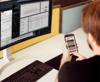 Mann schaut auf sich auf seinem Smartphone die Driver Scoring App von prodot an
