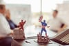 Bild zeigt zwei Superhelden Spielfiguren