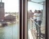 Die beiden Geschäftsführer von prodot stehen auf dem Balkon am Duisburger Innenhafen