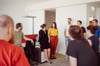 Kolleg:innen beim Standup im Büro