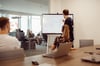 Mann vor einem Whiteboard