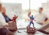 Zwei Superheldenfiguren