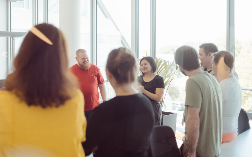 Mehrere Kolleg:innen von prodot stehen zusammen in einem Kreis - Digitalisierungsberatung