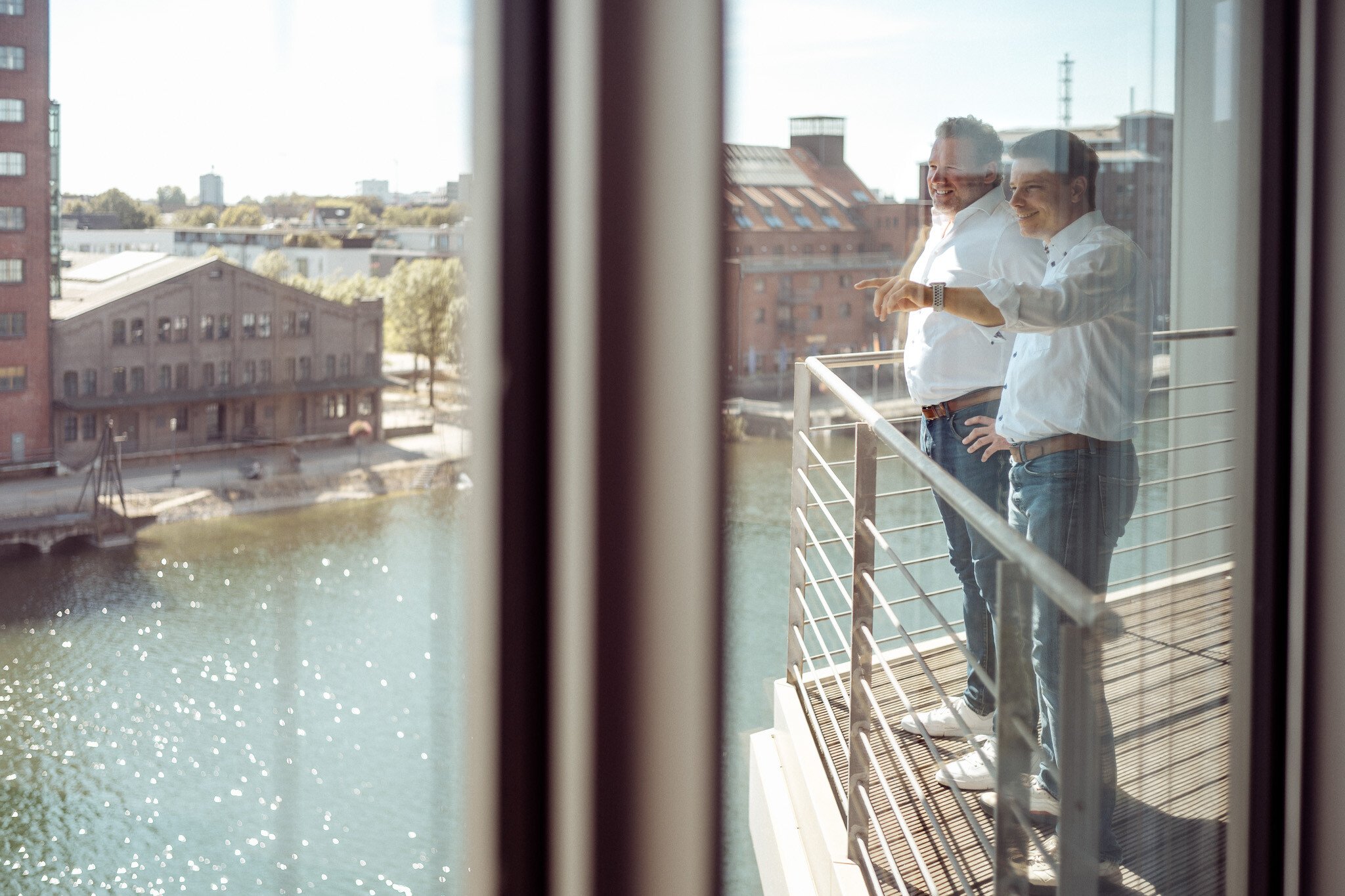 Mischa & Pascal auf dem Balkon im Büro von prodot