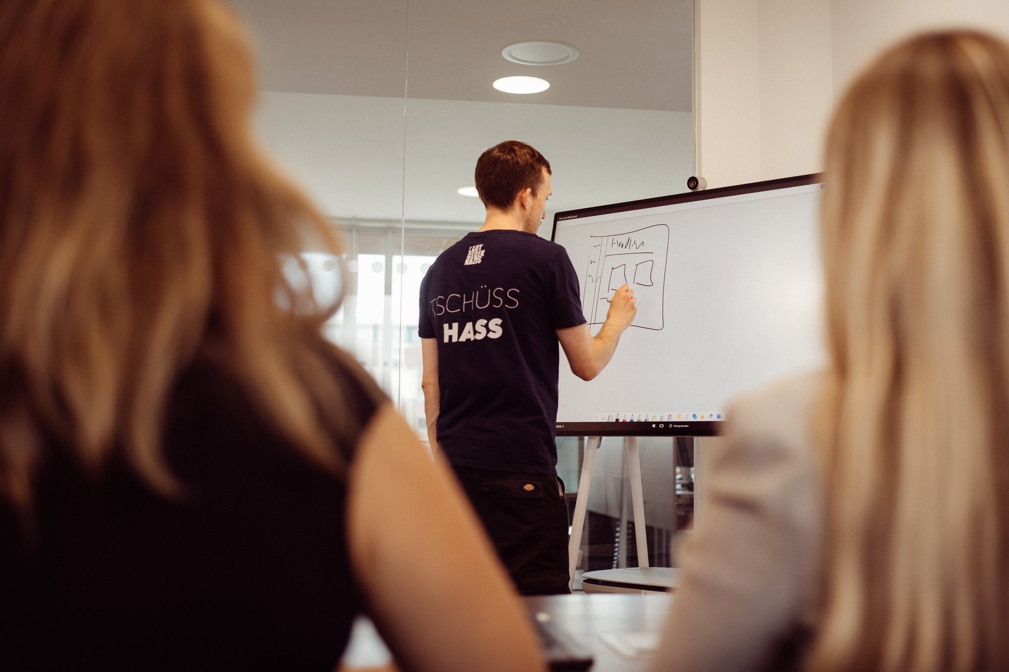 Dashboard mit Maschinen-Health-Score und priorisierten Wartungsmaßnahmen