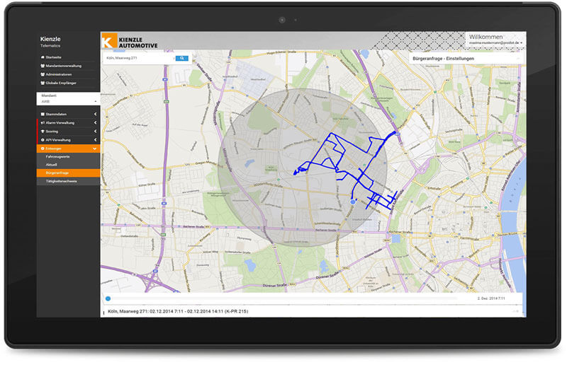 Ein Monitor mit einer Map, die die Route der Fahrzeugflotte anzeigt