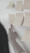 Post-its auf einer Wand