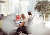 Bild: 2 Frauen an ihren Arbeitsplätzen in Büroraum