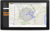 Ein Monitor mit einer Map, die die Route der Fahrzeugflotte anzeigt