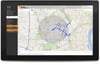 Ein Monitor mit einer Map, die die Route der Fahrzeugflotte anzeigt