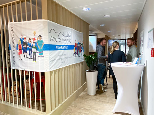 Eventlocation vom Azure Ruhrgebiet Meetup Ein Bild mit drei Personen vom Get Together bei Oraylis.