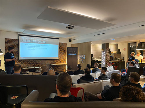 Benjamin während seines Vortrags zu Azure SQL DB Ein Bild vom Raum bei Oraylis mit den Azure Ruhrgebiet Teilnehmern, der Präsentationsleinwand und den Speakern.