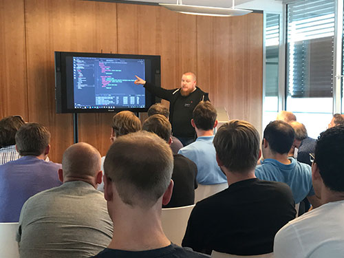 Foto vom Dominique Göttner mit dem Vortrag zu Azure Kubernetes Services (AKS)