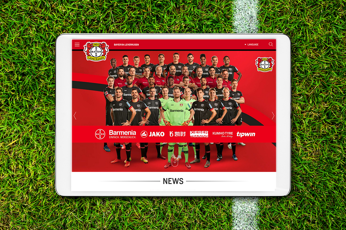 Ein Bild von einem Tablet auf dem die Bayer 04 Leverkusen Website abgebildet ist.