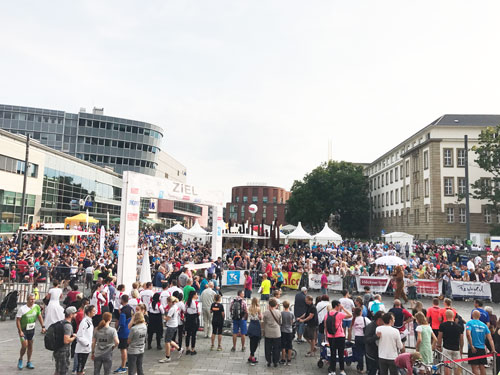 Start und Ziel des TARGOBANK Run 2017 am Opernplatz in Duisburg Foto vom TARGOBANK Run 2017