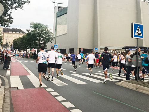 Hendrik Stroh auf der Zielgeraden Foto vom TARGOBANK Run 2017