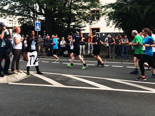 Stefan Wilkes und Jonathan Irmer auf der Zielgeraden Foto vom TARGOBANK Run 2017