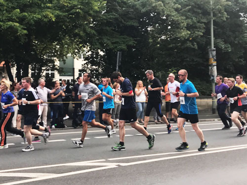 Felix Riebl auf der Zielgeraden Foto vom TARGOBANK Run 2017